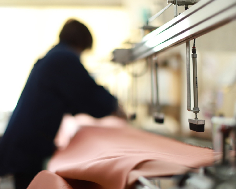 職人が生地を確認している様子